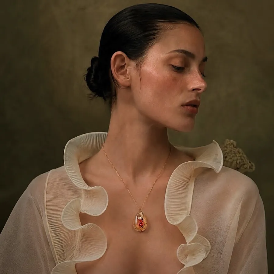Collana Goccia di Rosa indossata: ciondolo a goccia con fiori ambrati e rossi